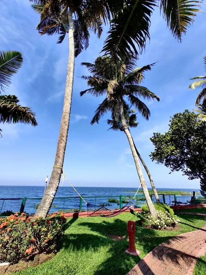 Abad Premium House Boat Hotel Kumarakom 2*,