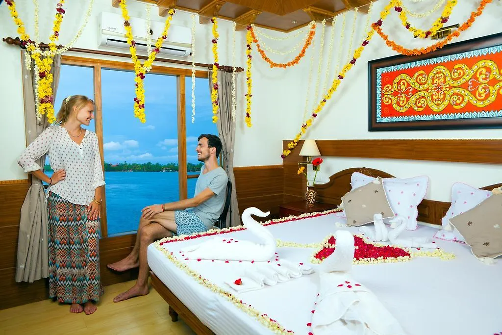 Botel Abad Premium House Boat Hotel Kumarakom