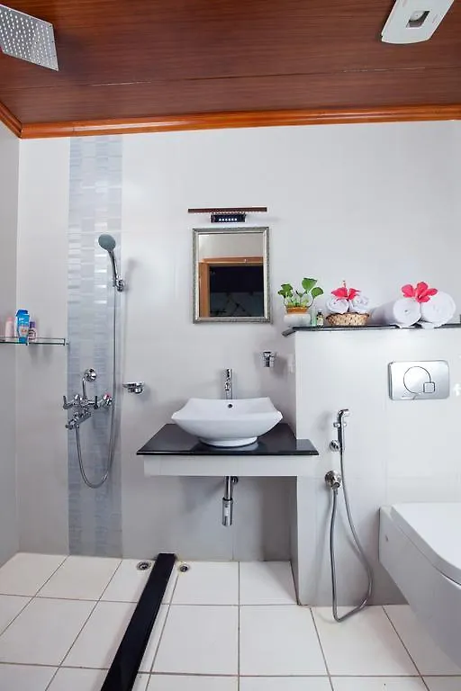 ** Botel Abad Premium House Boat Hotel Kumarakom India