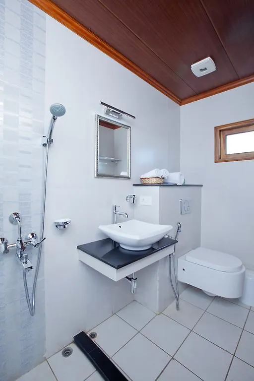מלון קומרקום Abad Premium House Boat
