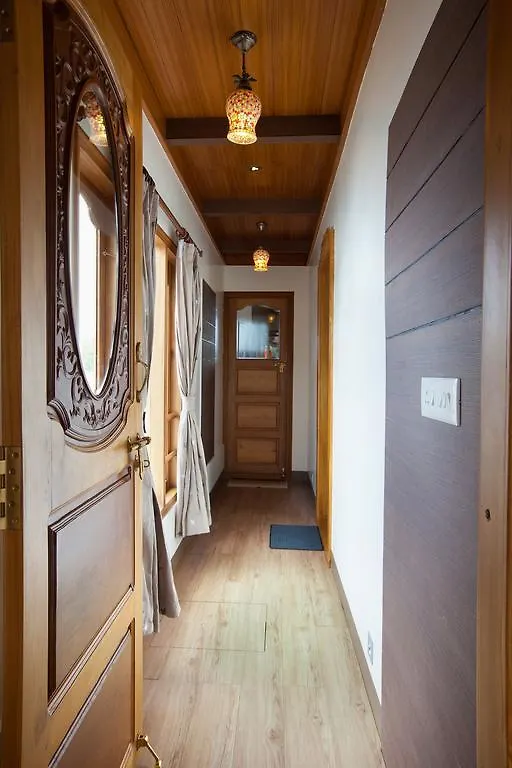 מלון קומרקום Abad Premium House Boat 2*,  הודו