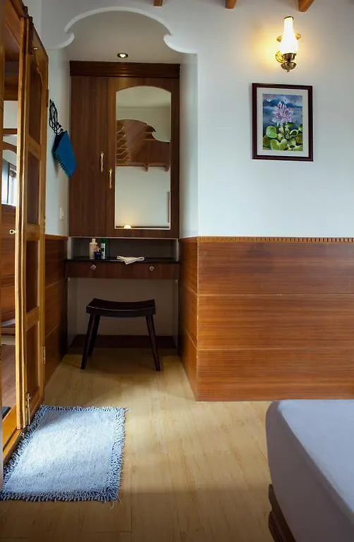 מלון קומרקום Abad Premium House Boat הודו