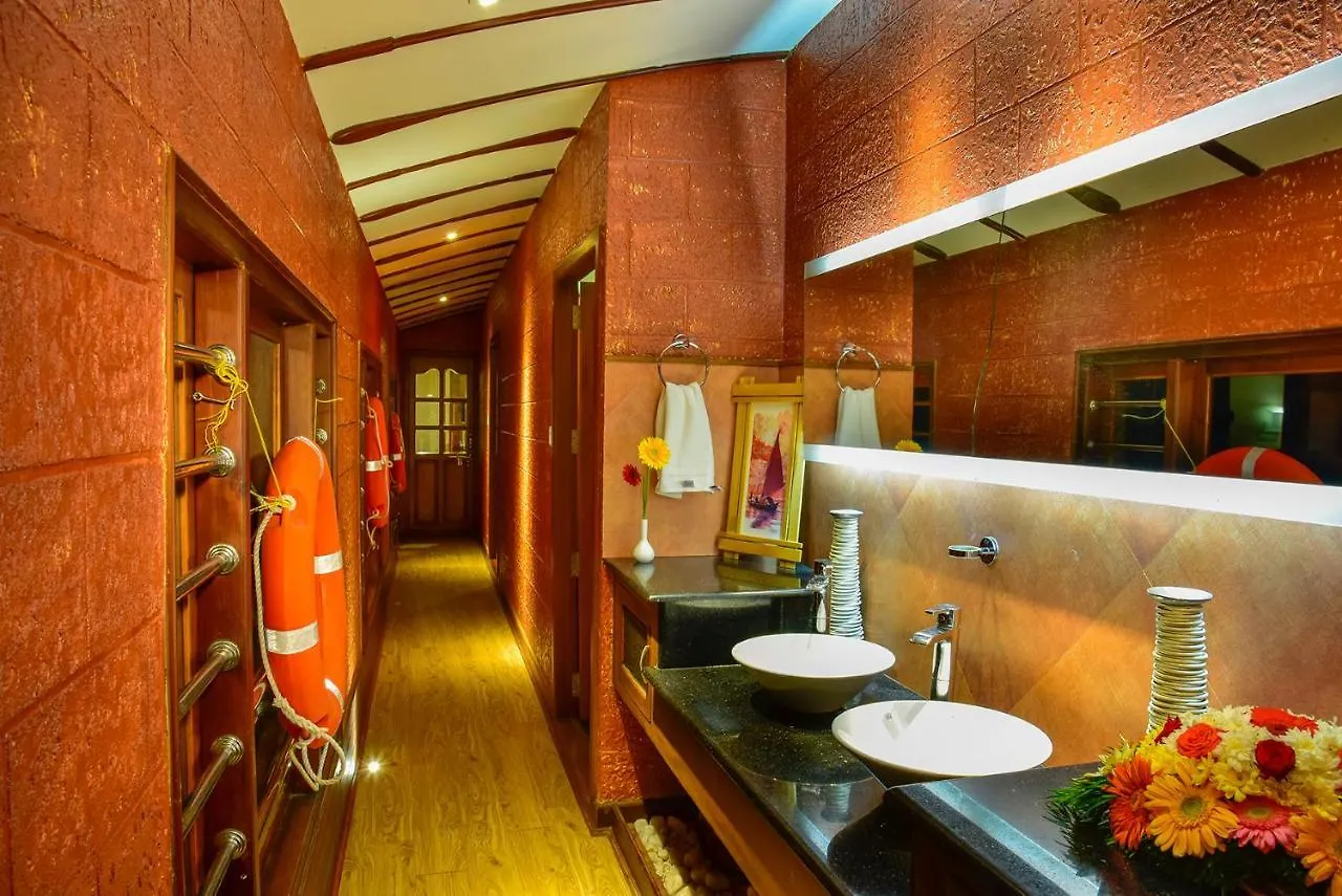 מלון קומרקום Abad Premium House Boat ספינת מלון
